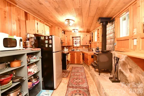 33 Tennis Court Road Burnsville NC 28714