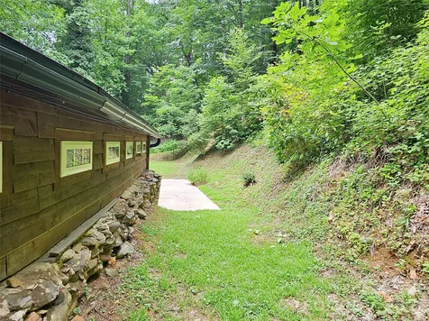 33 Tennis Court Road Burnsville NC 28714