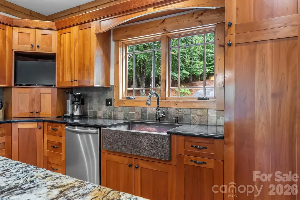1814 Yellow Fork Trail E Nebo NC 28761