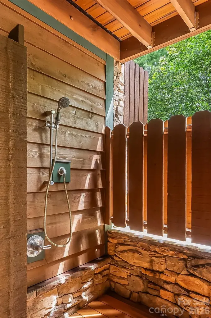 1814 Yellow Fork Trail E Nebo NC 28761