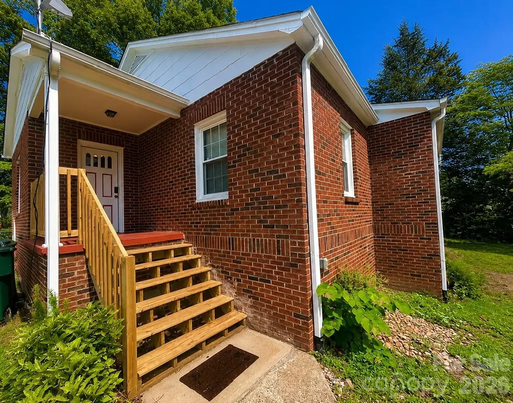 112 3rd Street NE Conover NC 28613