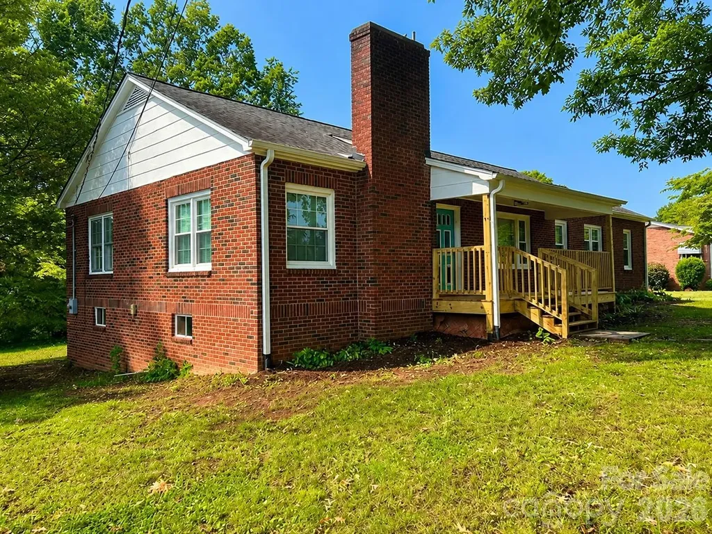 112 3rd Street NE Conover NC 28613