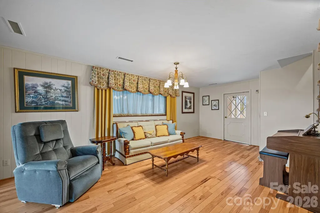 6777 Pinnacle Mountain Road Zirconia NC 28790