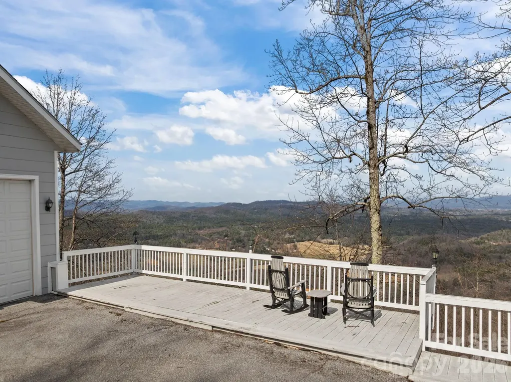 6777 Pinnacle Mountain Road Zirconia NC 28790