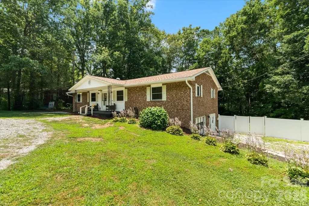 216 Dundeve Circle Hendersonville NC 28792