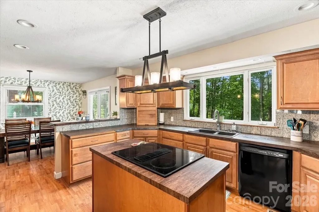 216 Dundeve Circle Hendersonville NC 28792
