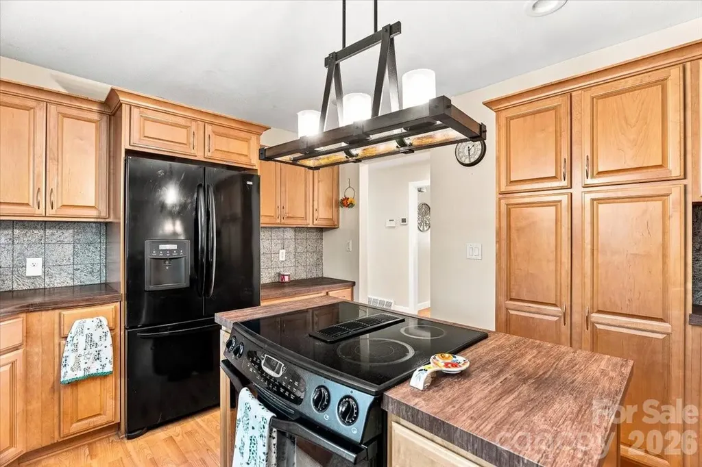 216 Dundeve Circle Hendersonville NC 28792