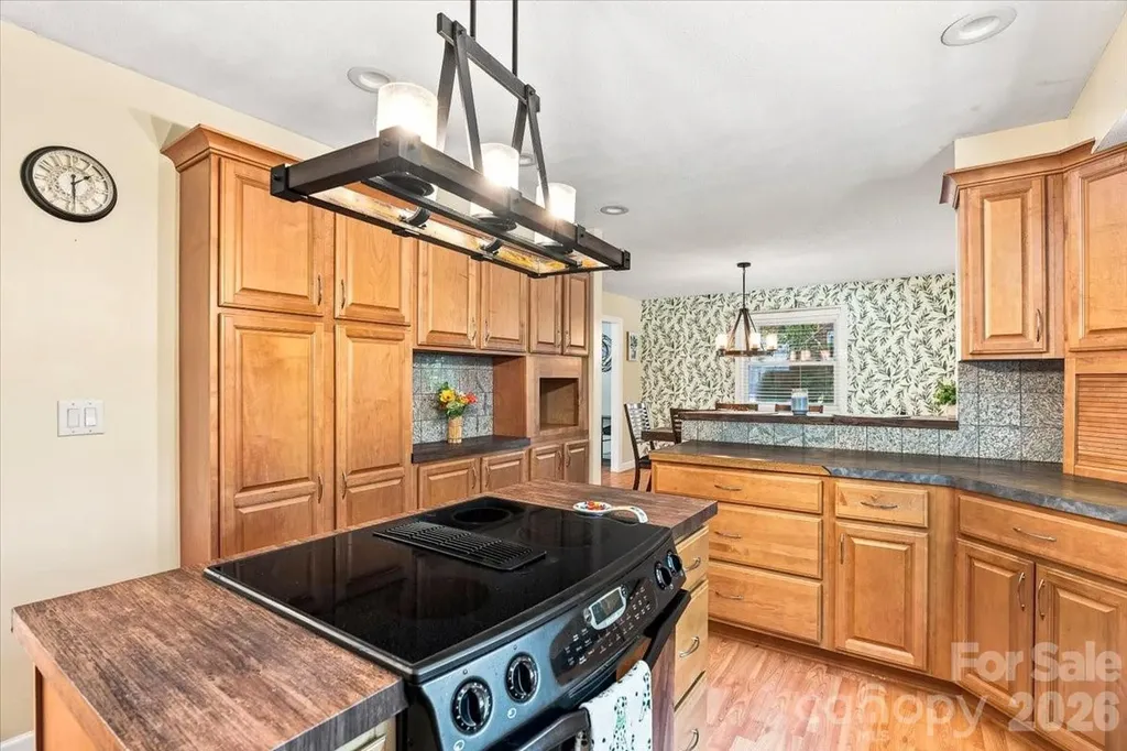 216 Dundeve Circle Hendersonville NC 28792