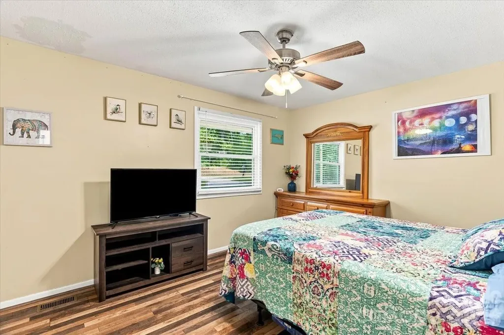 216 Dundeve Circle Hendersonville NC 28792