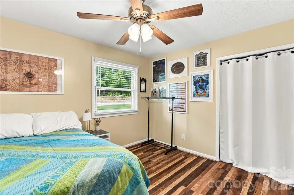 216 Dundeve Circle Hendersonville NC 28792