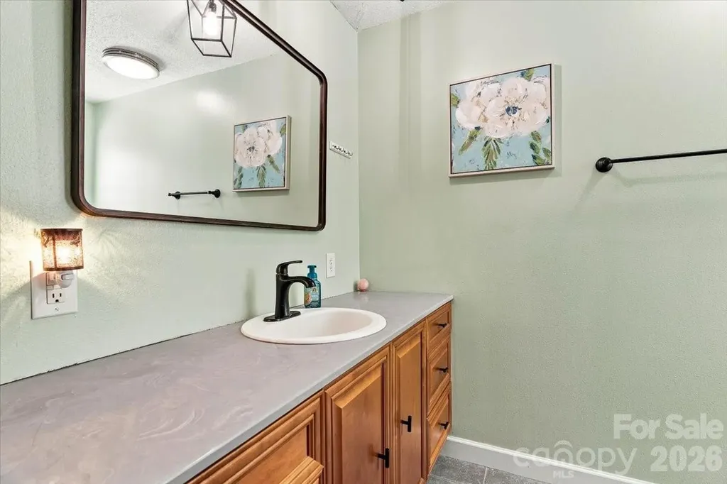 216 Dundeve Circle Hendersonville NC 28792