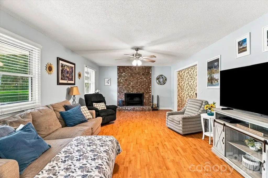 216 Dundeve Circle Hendersonville NC 28792