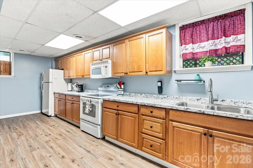 216 Dundeve Circle Hendersonville NC 28792