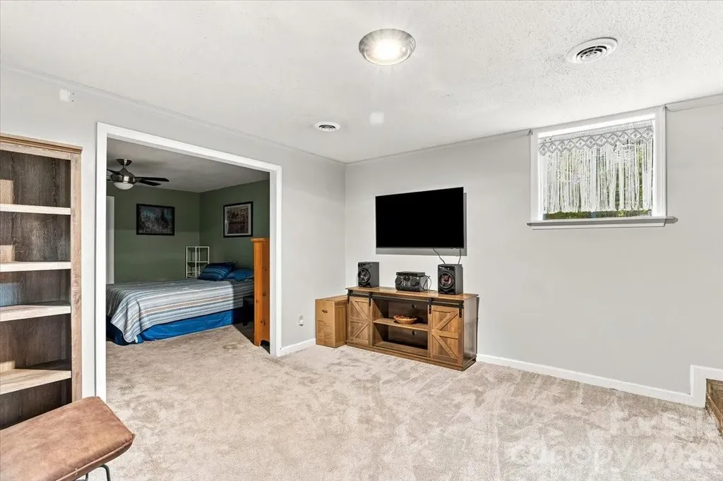 216 Dundeve Circle Hendersonville NC 28792
