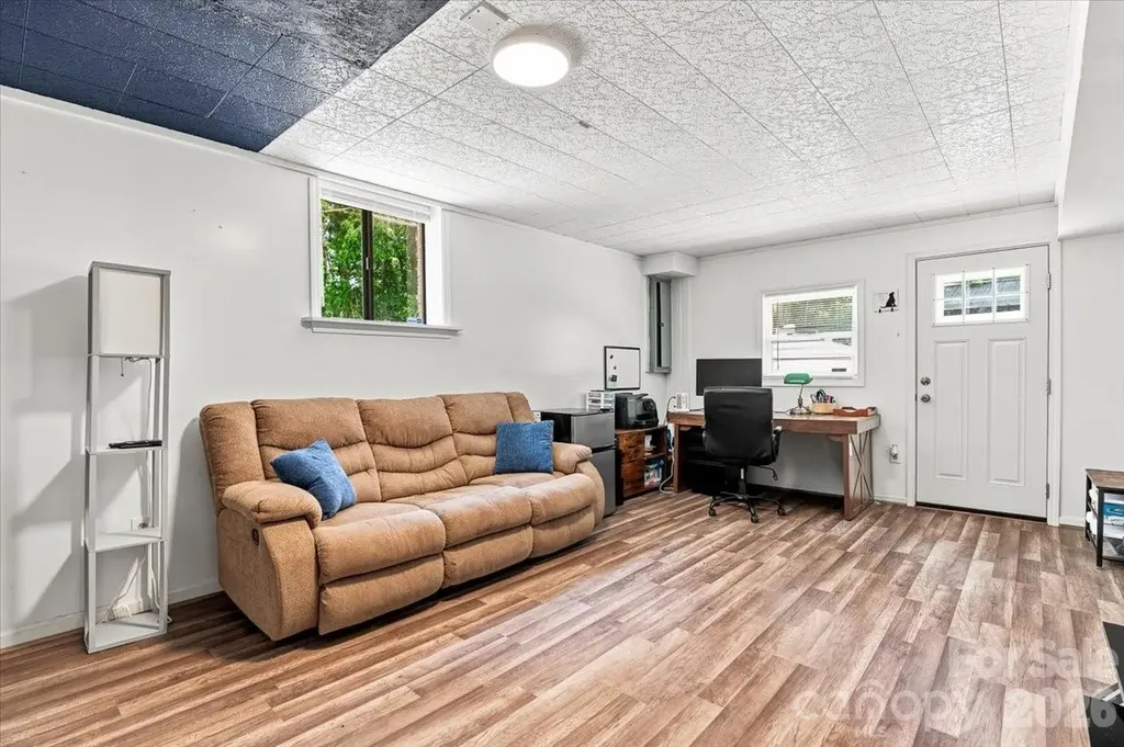 216 Dundeve Circle Hendersonville NC 28792