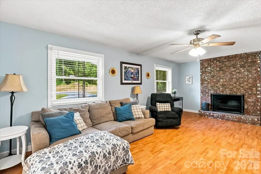 216 Dundeve Circle Hendersonville NC 28792