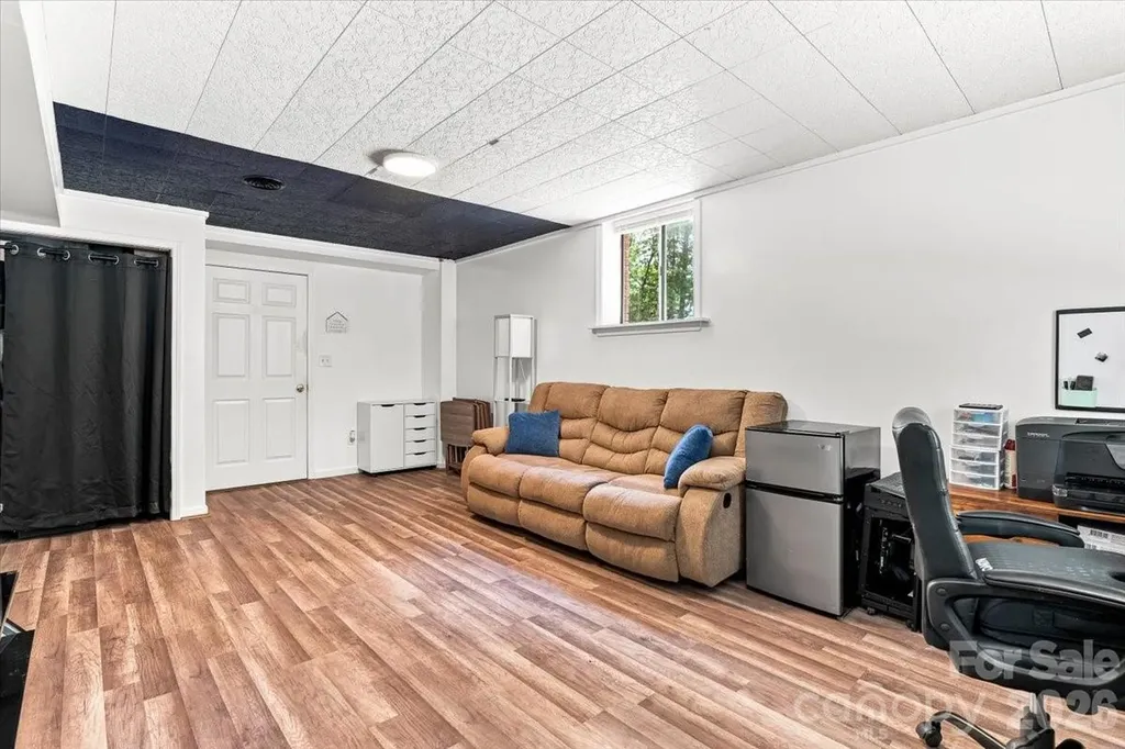 216 Dundeve Circle Hendersonville NC 28792