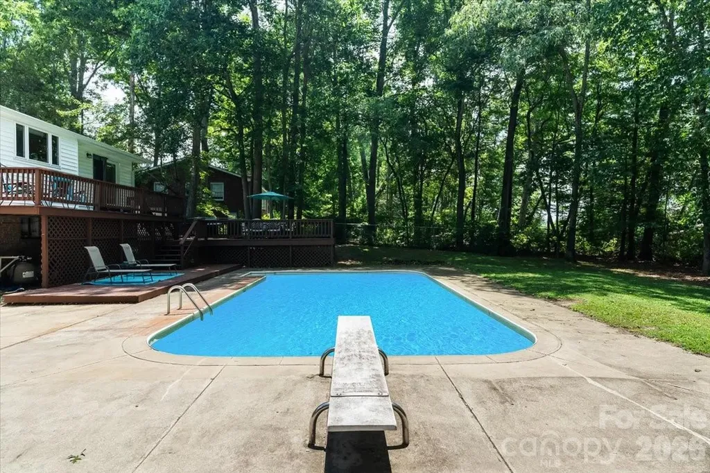 216 Dundeve Circle Hendersonville NC 28792