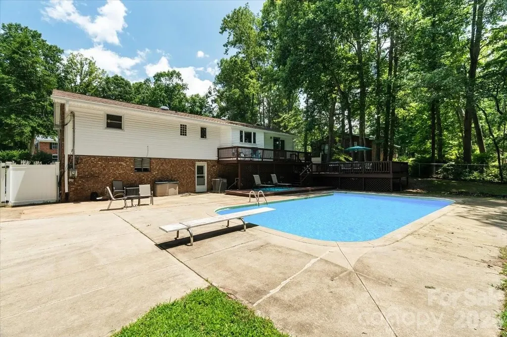 216 Dundeve Circle Hendersonville NC 28792