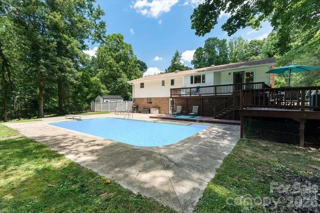 216 Dundeve Circle Hendersonville NC 28792