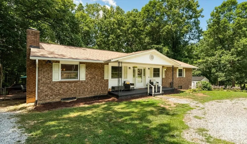 216 Dundeve Circle Hendersonville NC 28792
