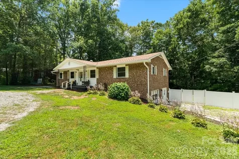 216 Dundeve Circle Hendersonville NC 28792