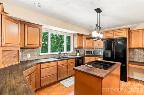 216 Dundeve Circle Hendersonville NC 28792