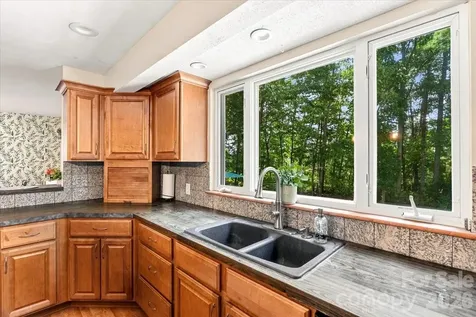 216 Dundeve Circle Hendersonville NC 28792