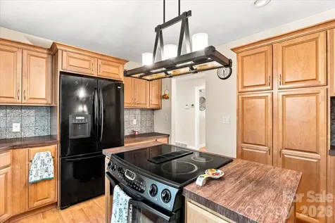 216 Dundeve Circle Hendersonville NC 28792