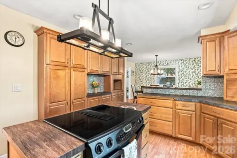 216 Dundeve Circle Hendersonville NC 28792