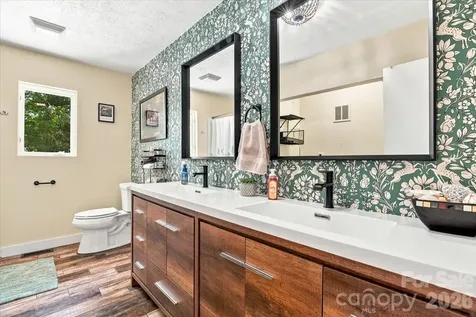 216 Dundeve Circle Hendersonville NC 28792