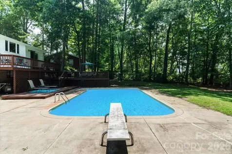216 Dundeve Circle Hendersonville NC 28792