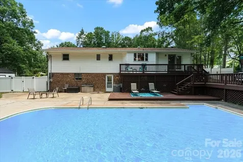 216 Dundeve Circle Hendersonville NC 28792