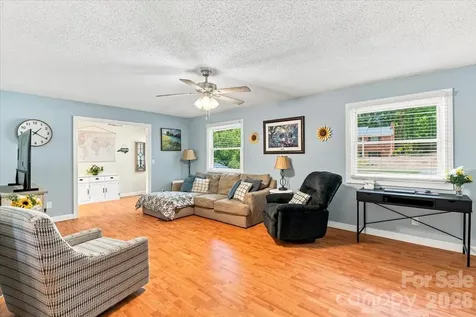 216 Dundeve Circle Hendersonville NC 28792