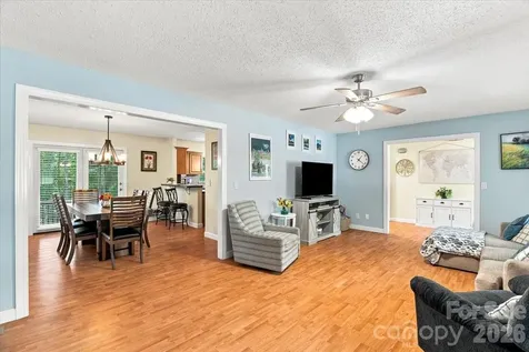 216 Dundeve Circle Hendersonville NC 28792