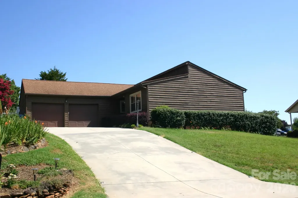 1647 Woodridge Circle Hickory NC 28602