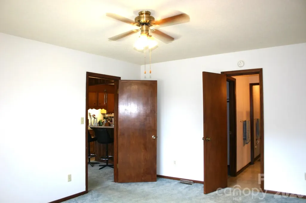 1647 Woodridge Circle Hickory NC 28602