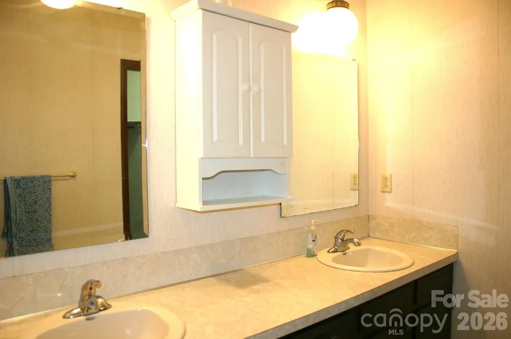 1647 Woodridge Circle Hickory NC 28602