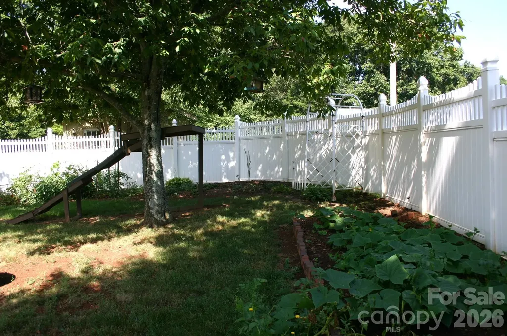 1647 Woodridge Circle Hickory NC 28602