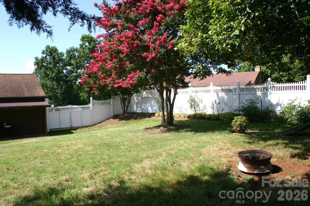 1647 Woodridge Circle Hickory NC 28602