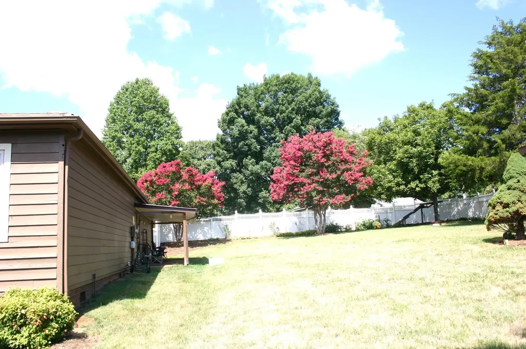 1647 Woodridge Circle Hickory NC 28602
