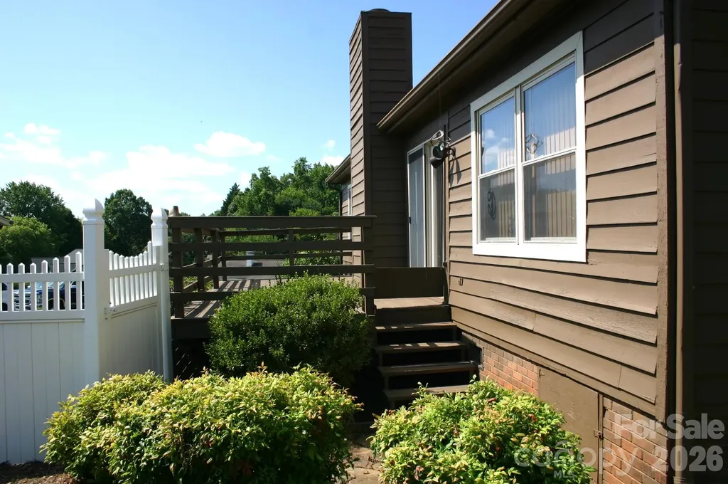 1647 Woodridge Circle Hickory NC 28602