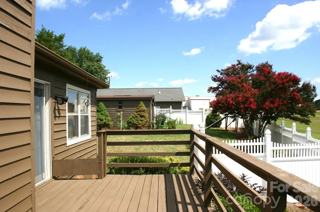 1647 Woodridge Circle Hickory NC 28602