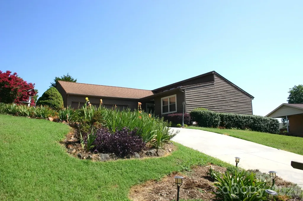 1647 Woodridge Circle Hickory NC 28602