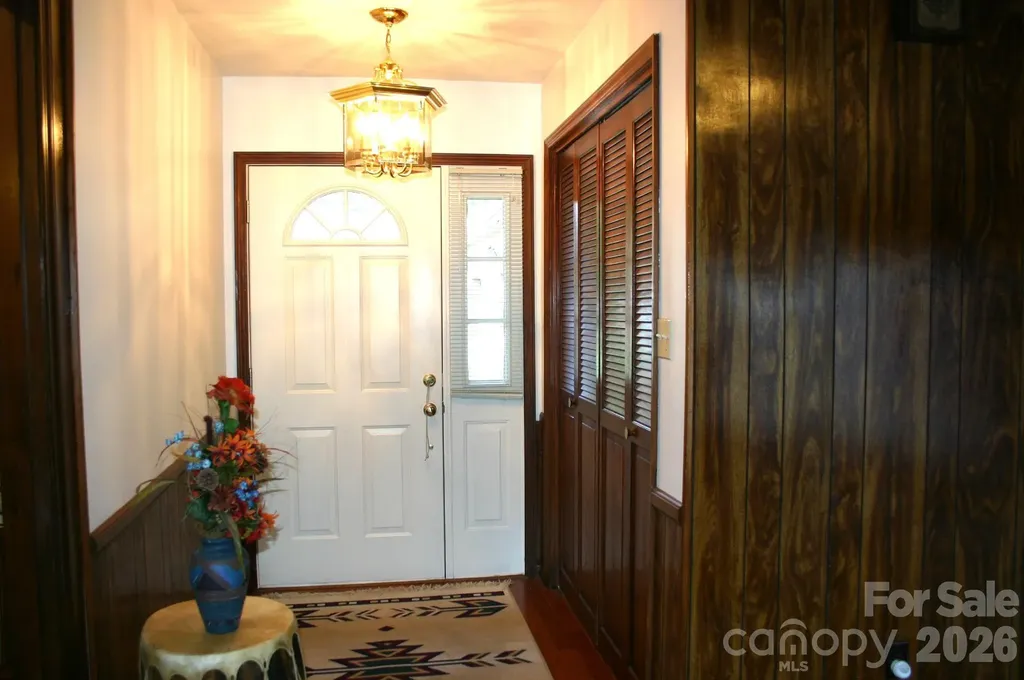 1647 Woodridge Circle Hickory NC 28602