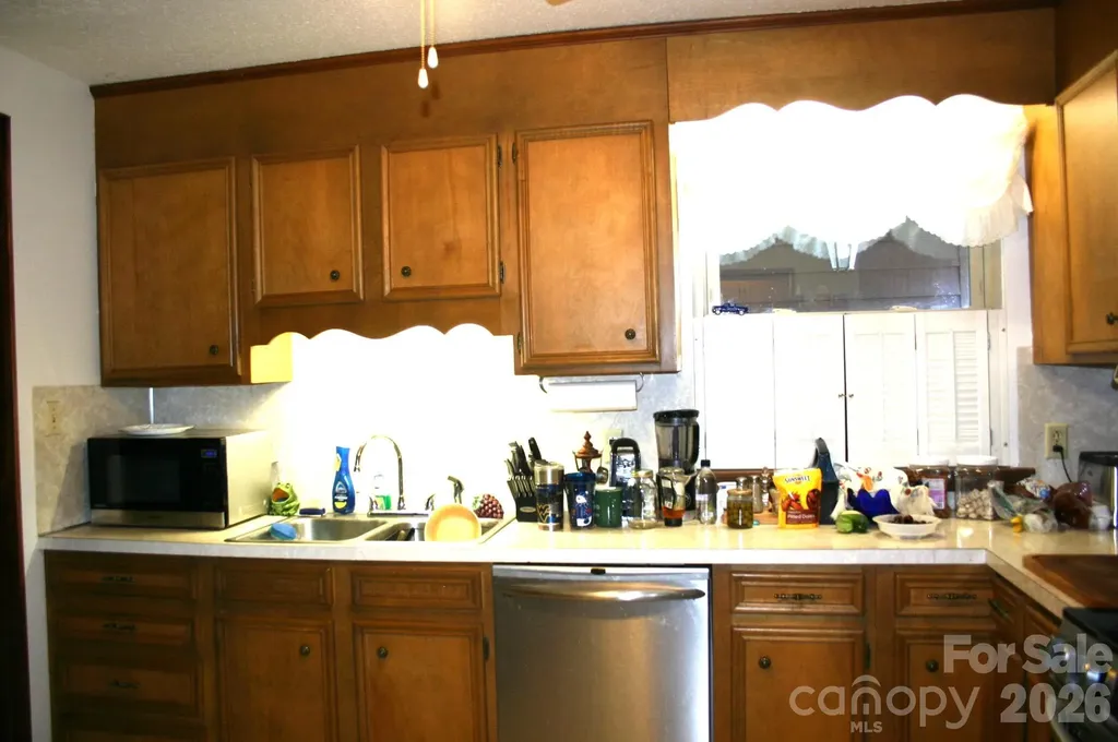 1647 Woodridge Circle Hickory NC 28602