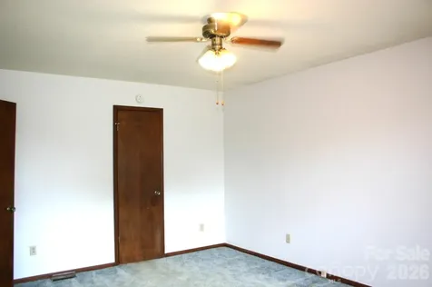 1647 Woodridge Circle Hickory NC 28602