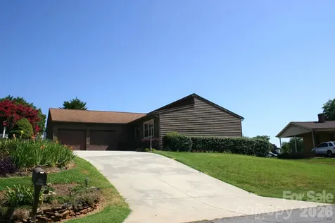 1647 Woodridge Circle Hickory NC 28602