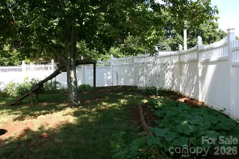 1647 Woodridge Circle Hickory NC 28602