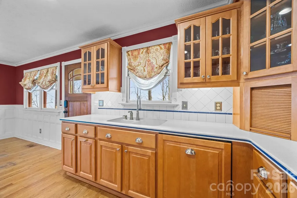 6773 Pinnacle Mountain Road Zirconia NC 28790